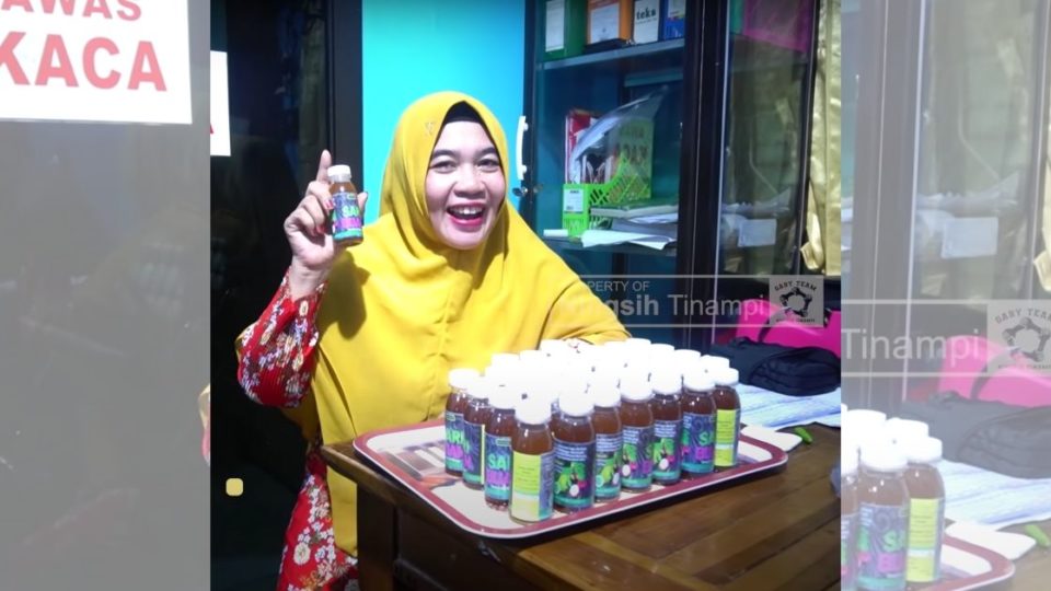 Remember Ningsih Tinampi, the self-proclaimed supernatural healer who went viral last year for victim-blaming a spirit? She claims to have a COVID1-9 cure now. Screenshot from Youtube/Ningsih Tinampi