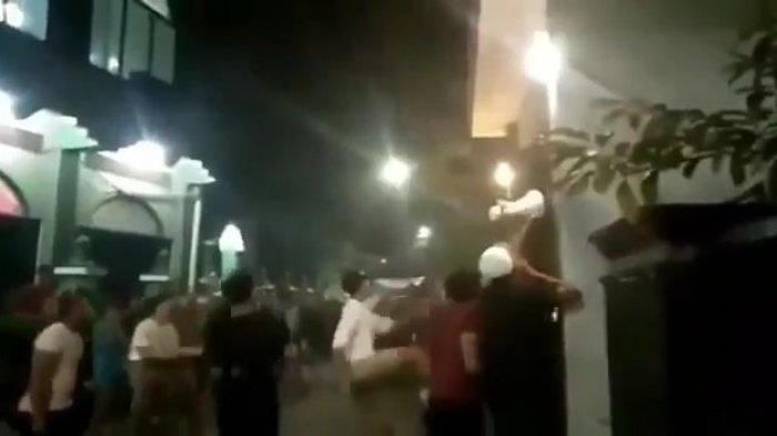 Teenagers besieging the house of a Jakarta resident who reported a mosque for holding a congregational prayer amid COVID-19 outbreak. Photo: Video screengrab