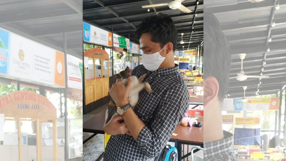 The first thing that Ravio Patra, a human rights activist and outspoken critic of the Indonesian government who was detained on Wednesday night, did upon his release was to hug and feed stray cats. Photo: Twitter/@tunggalp