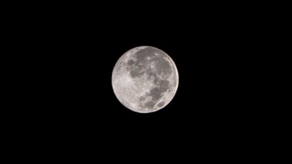 The supermoon over Depok, Indonesia. Photo: @Dimdan12/Twitter