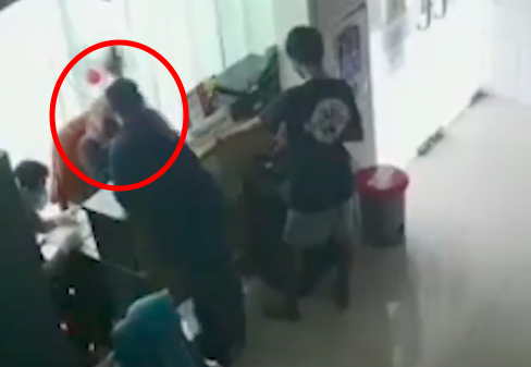 A man slapping a nurse in Semarang, Central Java. Photo: Video screengrab