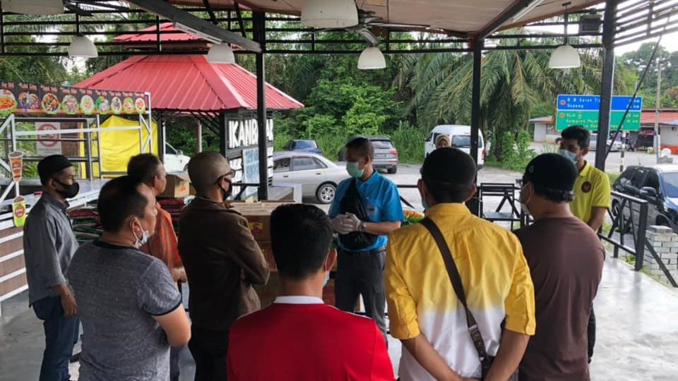 Thais in Malaysia in a photo posted Tuesday. Photo: Royal Thai Embassy, Kuala Lumpur/Facebook