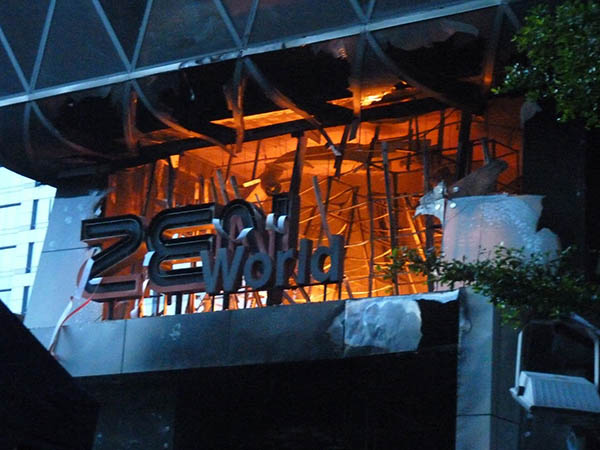 CentralWorld's Zen Department store burns.