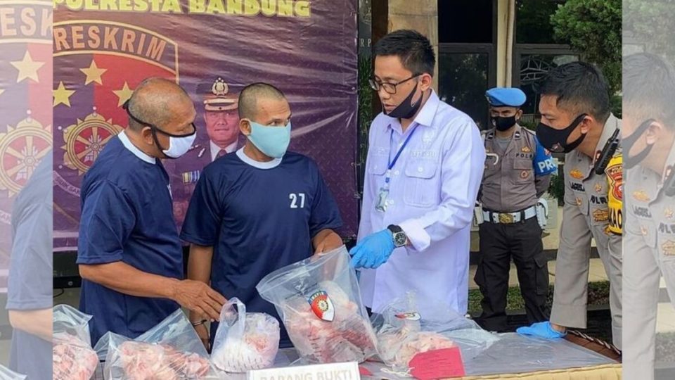 Four men in the West Java capital of Bandung have been arrested for selling pork disguised as beef in the past year. The suspects processed the pork to resemble the overall appearance of beef using borax, a powdery white mineral that is better known as a cleaning product. Photo: Bandung City Police