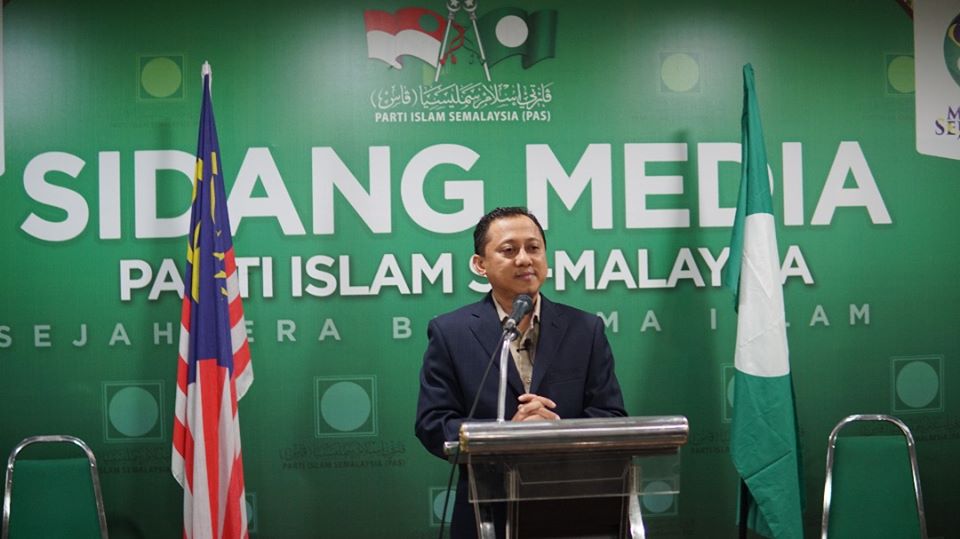 Kamaruzaman Mohamad, information chief of PAS, at a press conference. Photo: Facebook/ Kamaruzaman Mohamad