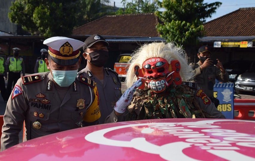 This celuluk has gone around distributing masks and giving out information with a loudspeaker in hand this week. 
Photo: Badung Police