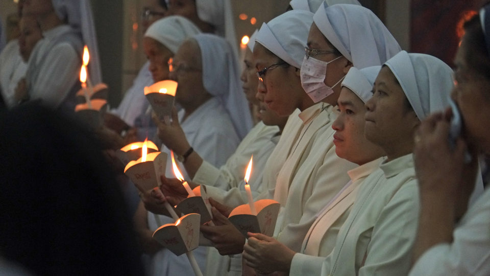 Nuns hearing mass in the Philippines. Photo: CBCP News/FB