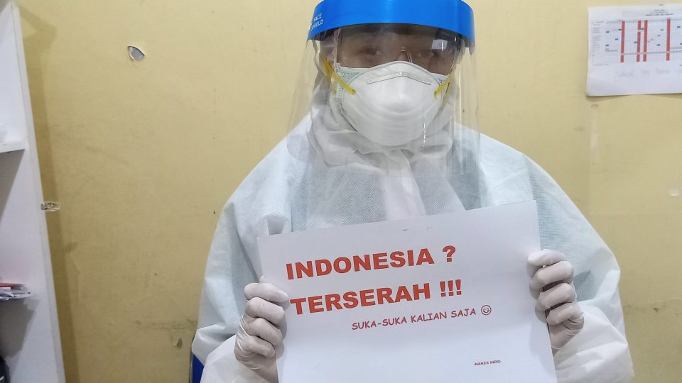 A healthcare worker holding up a sign that reads, “Indonesia? Whatever! Do what you want.” Photo: Twitter