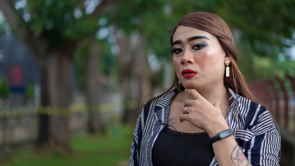 Indri performing on the street in Tangerang. Photo: Lexy Rambadeta