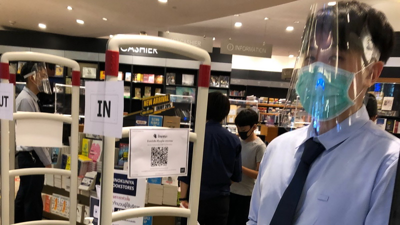 This guy was definitely keeping his guard up on May 17 at the Kinokuniya bookstore in the Siam Paragon shopping mall. Photo: Coconuts