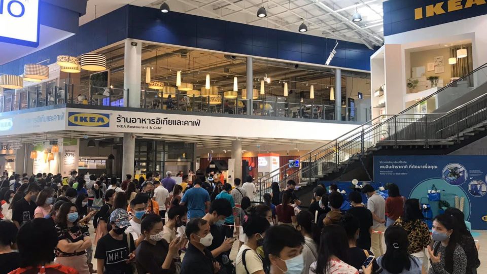 Shoppers queue Sunday in front of popular Swedish furniture outlet Ikea at Mega Bangna. Photo: Tom Julpas Kruesopon / Facebook