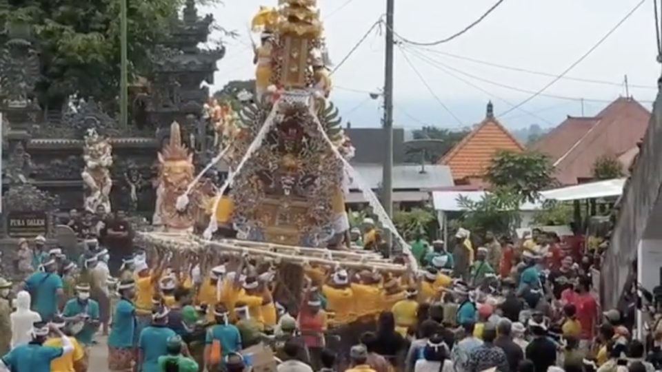 Screengrab of a video taken during the ngaben ceremony in Sudaji village, Buleleng regency. Screengrab: Instagram 