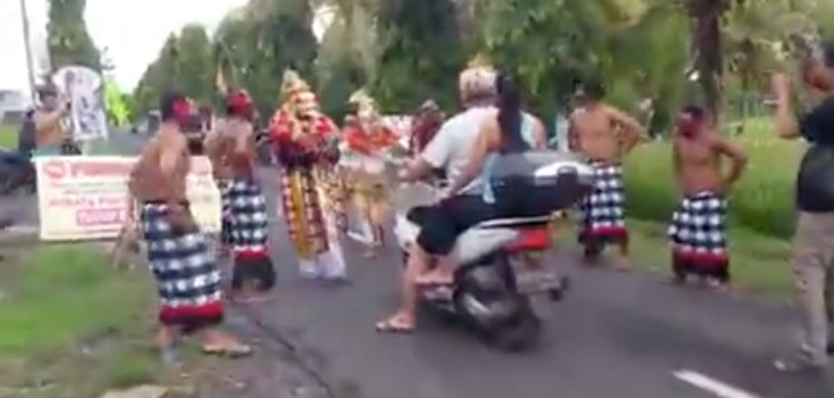 A video shows three officers wearing the costumes of Rahwana, Hanoman and Sangut. Screengrab: Twitter