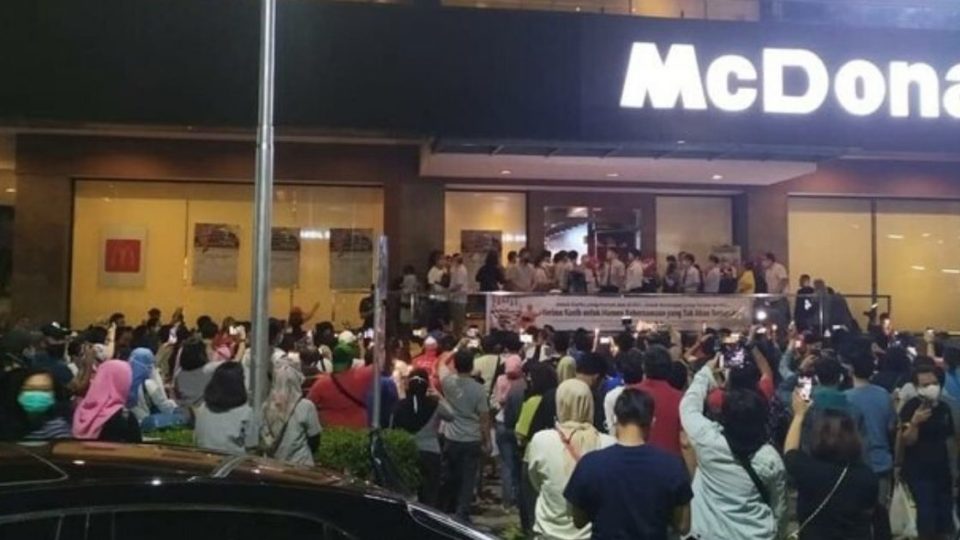 Netizens condemn both the visitors and McDonald’s Sarinah management for not obeying the Large-Scale Social Restrictions (PSBB) protocol during the closing event of the historic outlet on Sunday night. Photo: Twitter/@SatpolPP_DKI