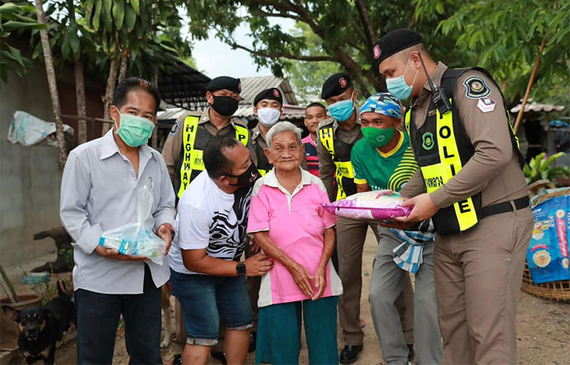 Police in Nakhon Ratchasima give food to locals during the outbreak in a photo posted this morning. Photo: Police TV / Facebook