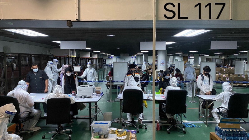 Travelers meet serious disease control measures Sunday at Don Mueang International Airport. Photo: Don Mueang International Airport-DMK / Facebook