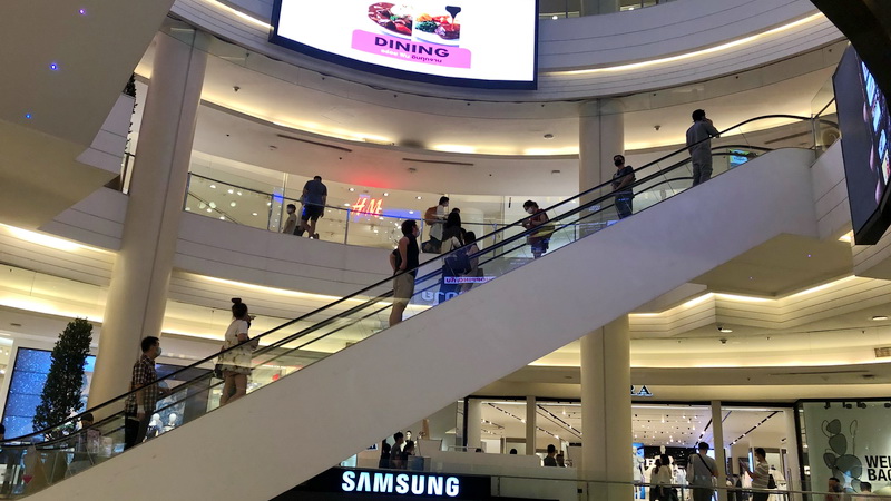 Shoppers escalate at a safe distance Saturday at the Siam Paragon shopping mall. Photo: Coconuts