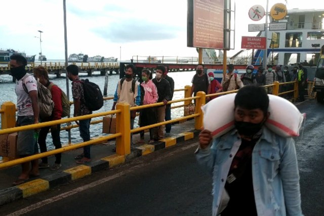Travelers arriving to Ketapang Port. Photo: Istimewa via Kumparan