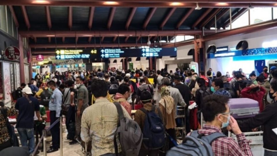 Passengers were queuing up in large numbers at the Soekarno-Hatta International Airport’s Terminal 2 this morning, prompting concerns over the complete absence of social distancing amid the COVID-19 pandemic. Photo: Istimewa