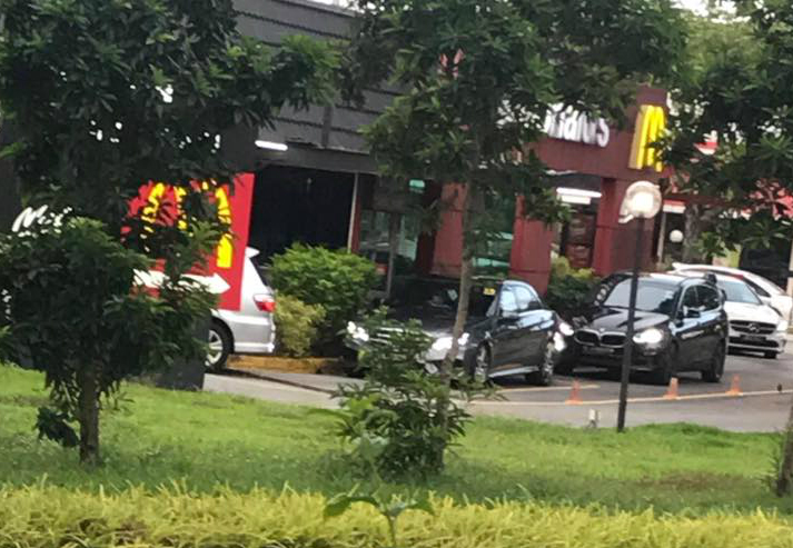 Vehicles line up in a drive-thru in Mountbatten. Photo: Singapore Atrium Sale/Facebook