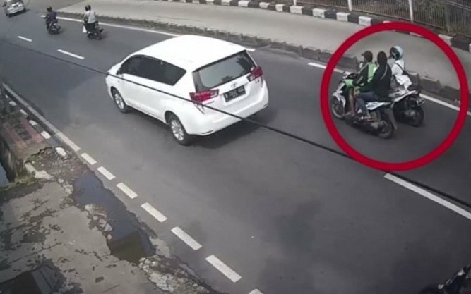CCTV footage showing two robbers snatching a purse from a woman in West Jakarta on May 4, 2020. Photo: Video screengrab