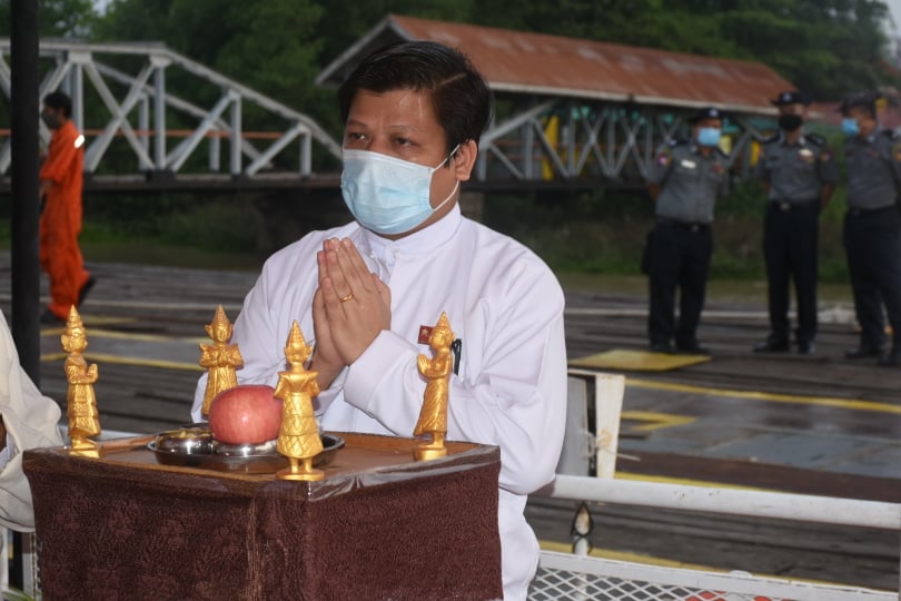 Yangon Chief Minister Phyo Min Thein leads religious rites Sunday at  Yangon’s Botataung Pagoda. Photo: Phyo Min Thein / Facebook