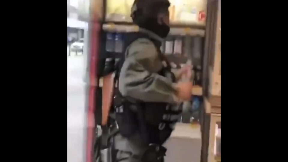 Video shows police officer taking a drink from a Circle-K store on May 24, 2020. Photo: Screenshot from Telegram video