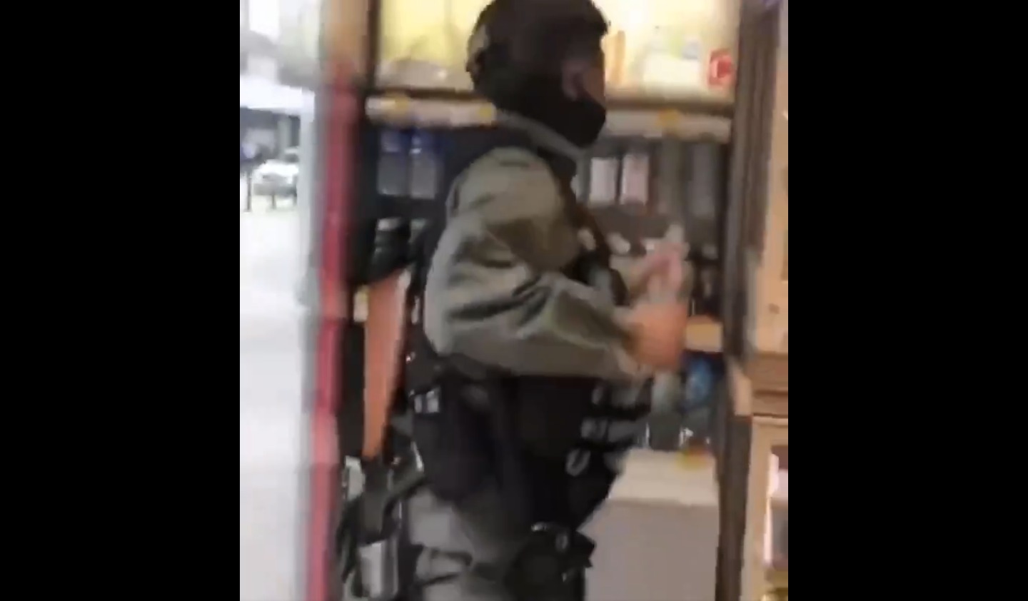 Video shows police officer taking a drink from a Circle-K store on May 24, 2020. Photo: Screenshot from Telegram video
