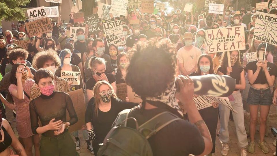 People protesting against police brutality at Santa Fe. Photo: Ricky Lee / Facebook
