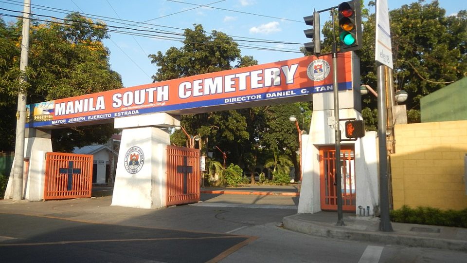 The entrance to the Manila South Cemetery. <i>Photo: Wikicommons</i>
