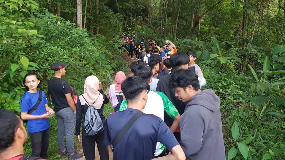 A crowd of hikers at queuing at the entrance of Broga Hill. Photo: Hiking And Recreation Around Malaysia /Facebook