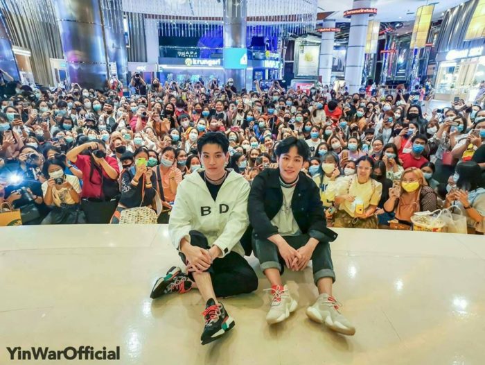 A sea of people that wouldn’t have been out of place pre-pandemic drew criticism to a Friday event at Major Cineplex in the Siam Paragon shopping mall.
