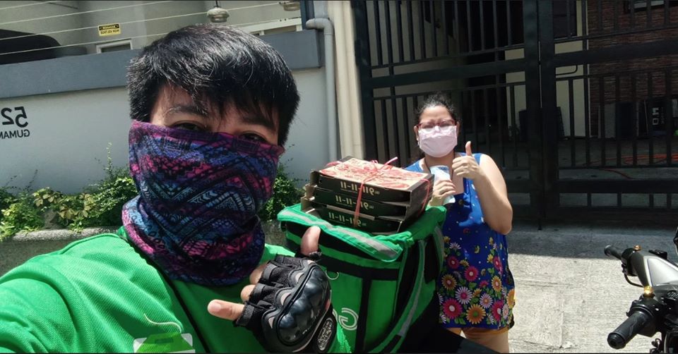 In contrast, a paying grab customer.  <i>Photo: Grab Philippines / FB</i>