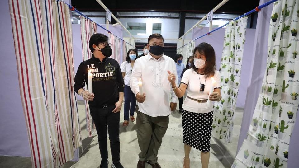 Cebu City Governor Gwen Garcia inspect a COVID-19 quarantine facility with Presidential Spokesman Harry Roque. Photo: Garcia/FB 