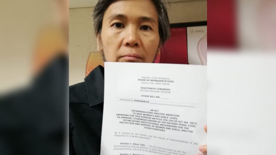 Lawyer Clara Padilla showing a copy of the draft bill. Photo: Padilla/FB