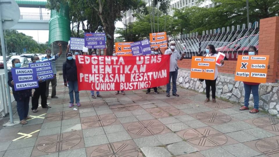 Union members protesting outside Ipoh Hospital. Photo: Terry Nur Iman / Twitter