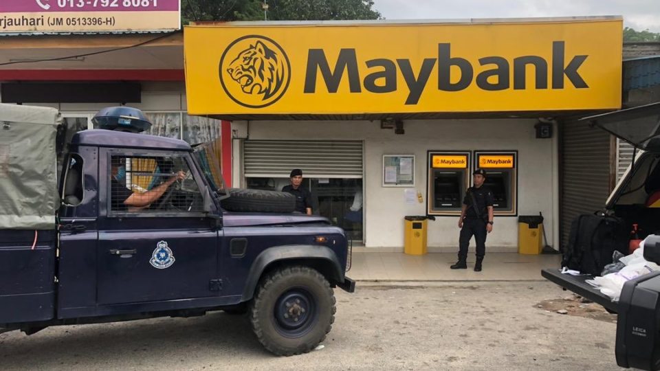 Police truck parked outside the bank in Kota Tinggi, Johor. Screengrab: Johor FM /YouTube
