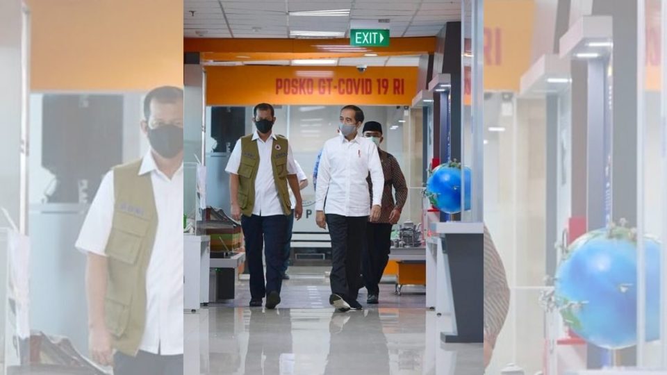 President Joko Widodo photographed during his visit to the office of Indonesia’s COVID-19 Task Force at the National Disaster Mitigation Agency (BNPB) building today (June 10). Photo: Instagram/@jokowi