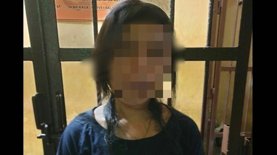 A South Sulawesi woman suspected of stabbing her 4-year-old stepdaughter to death with a pen. Photo: Pinrang Police