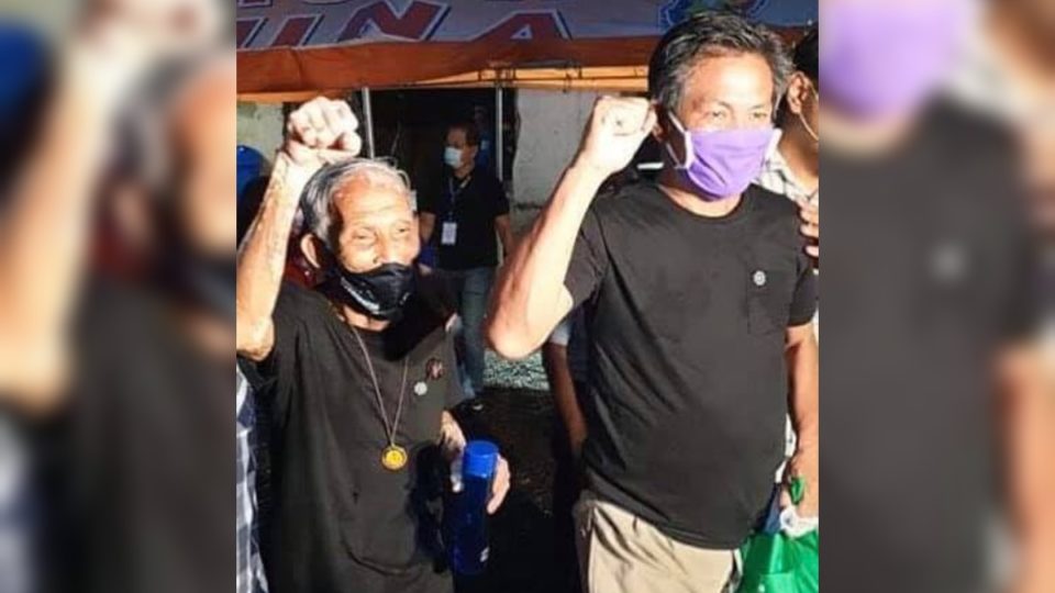 Elmer Cordero and fellow jeenpeny driver Wilson Ramilla of Piston 6 after they were freed last night. Photo: Piston/FB