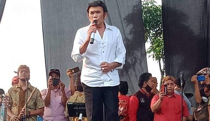Rhoma Irama singing at a circumcision party in Bogor on June 28, 2020. Photo: Istimewa