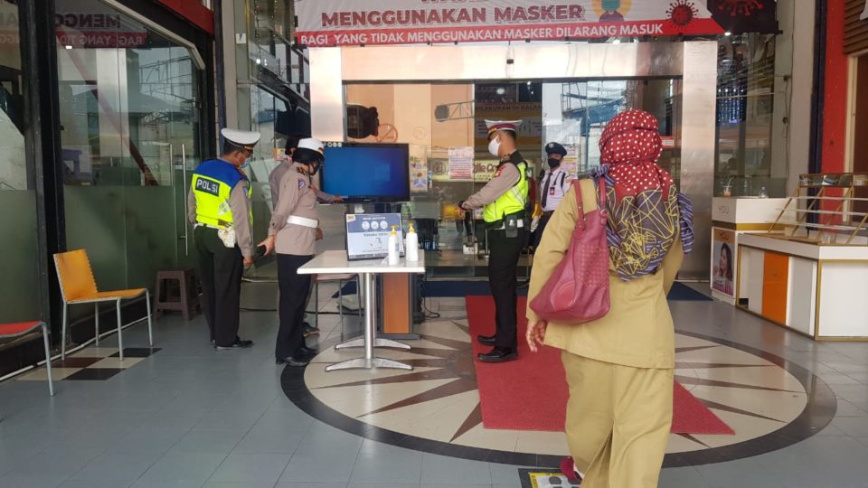 Police officers guarding the entrance to SGC mall in Bekasi. Photo: Twitter/@TMCPoldaMetro