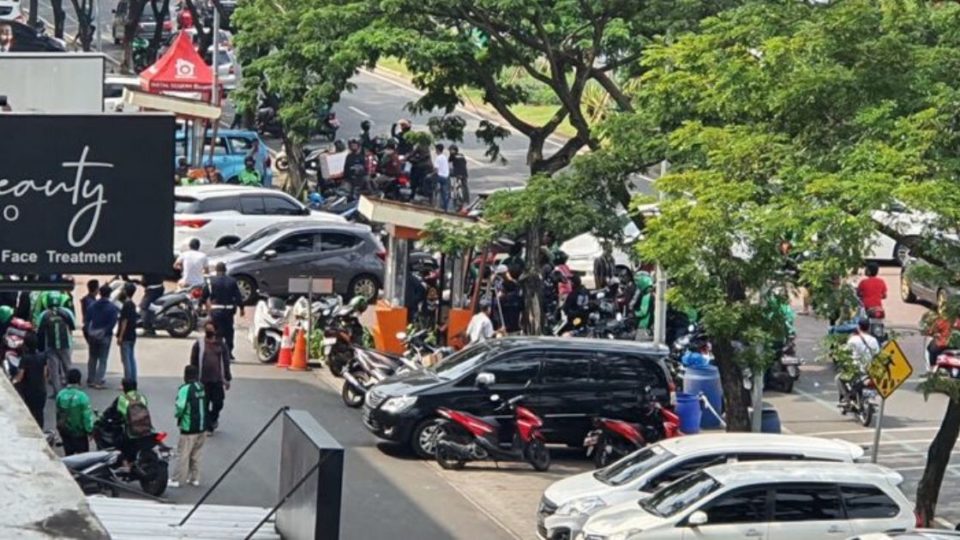 Crowds gathered at Green Lake City housing complex in Tangerang City after a group of local gangsters allegedly connected to notorious mob boss John Kei storming a house belonging to his relative, Nus Kei, wounded a security officer and and ojol driver. Photo: Istimewa