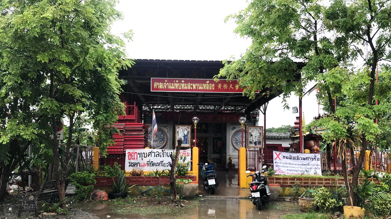 The Tubtim goddess shrine in Samyan’s Saphan Luang on June 17 which survived bulldozing by Chulalongkorn university scheduled June 16. Photo: Coconuts