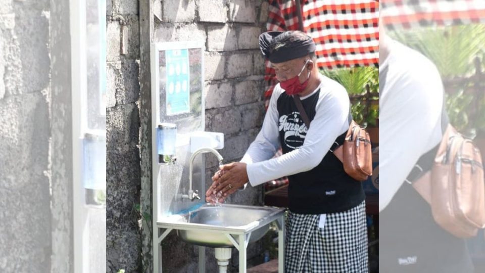 A man washes hands as part of a preventive measure against COVID-19. Photo: Bali provincial government. 