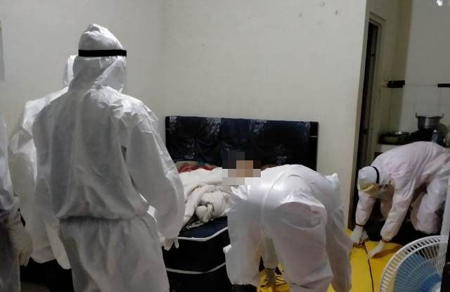 The man was evacuated by authorities in full protective gear as a precaution against COVID-19. Photo: Istimewa via Bali Express