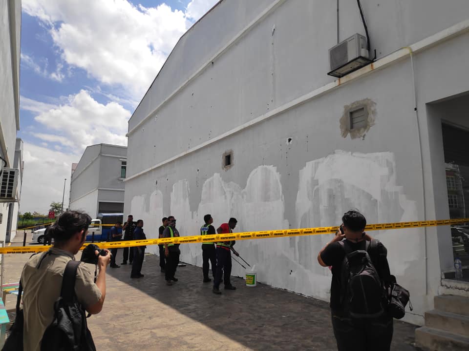 Cleaners remove mural of Malaysia’s leaders as photographers look on. Photo: Muhammad Suhaimi Ali /Facebook