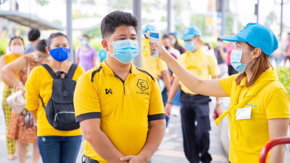 People queue for COVID-19 testing Tuesday in Rayong. Photo: CentralPlaza Rayong / Facebook