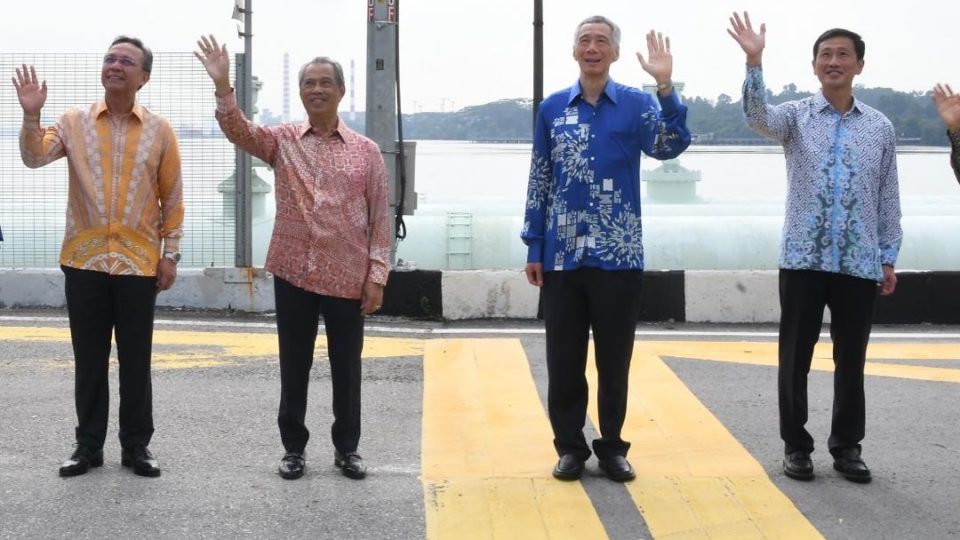 Muhyiddin Yassin (2nd from left) and Lee Hsien Loong (2nd from right) waving to the cameras at the Causeway. Photo: Muhyiddin Yassin /Facebook
