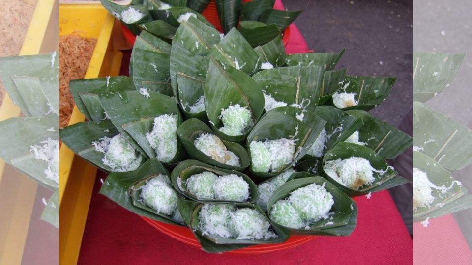 Klepons are green-colored rice cake balls filled with liquid palm sugar and coated with grated coconut. It’s a popular snack across Southeast Asia, though it may have originated from Java. Photo: Yun Huang Yong / Wikimedia Commons